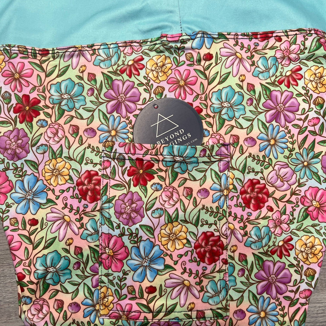 Extra Soft printed leggings with 4-way stretch fabric, so you can move with absolute comfort and ease.