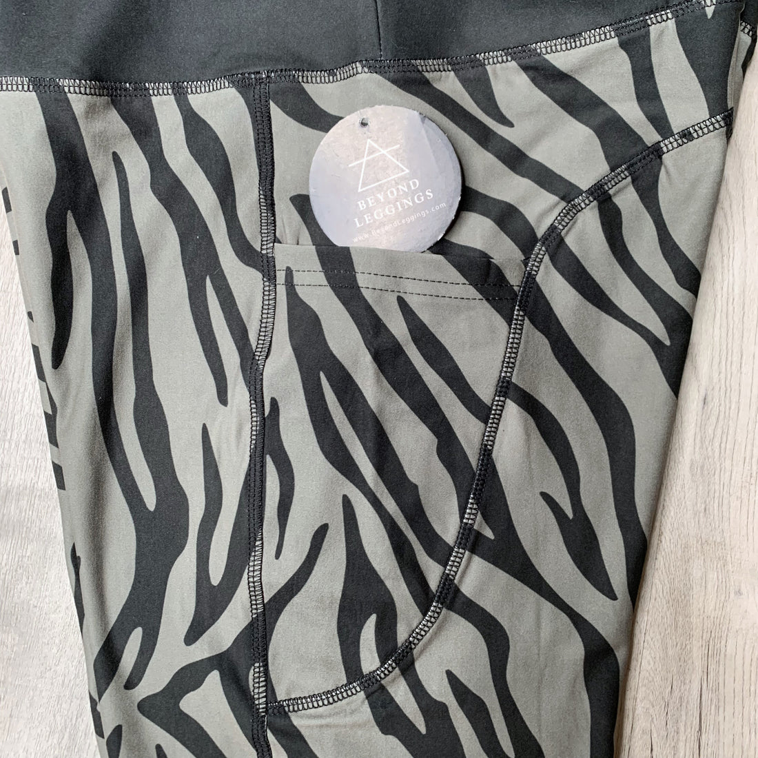 Extra Soft printed leggings with 4-way stretch fabric, so you can move with absolute comfort and ease.