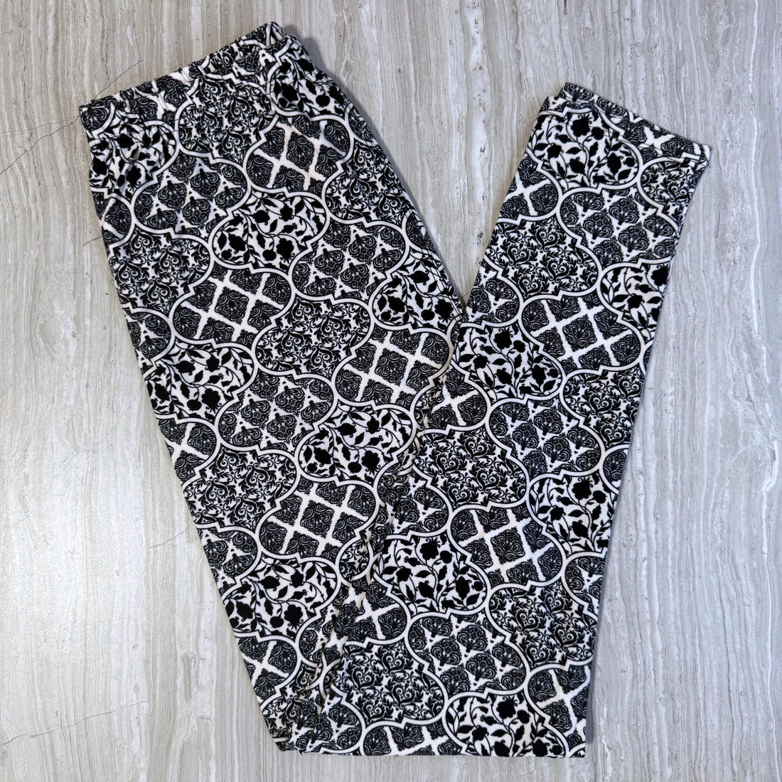 Black & White Quatrefoil Print Soft Leggings