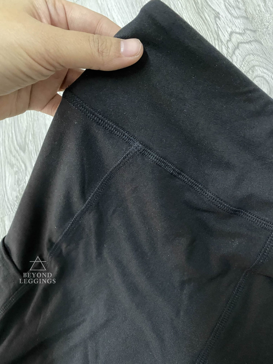 Extra Soft printed leggings with 4-way stretch fabric, so you can move with absolute comfort and ease.