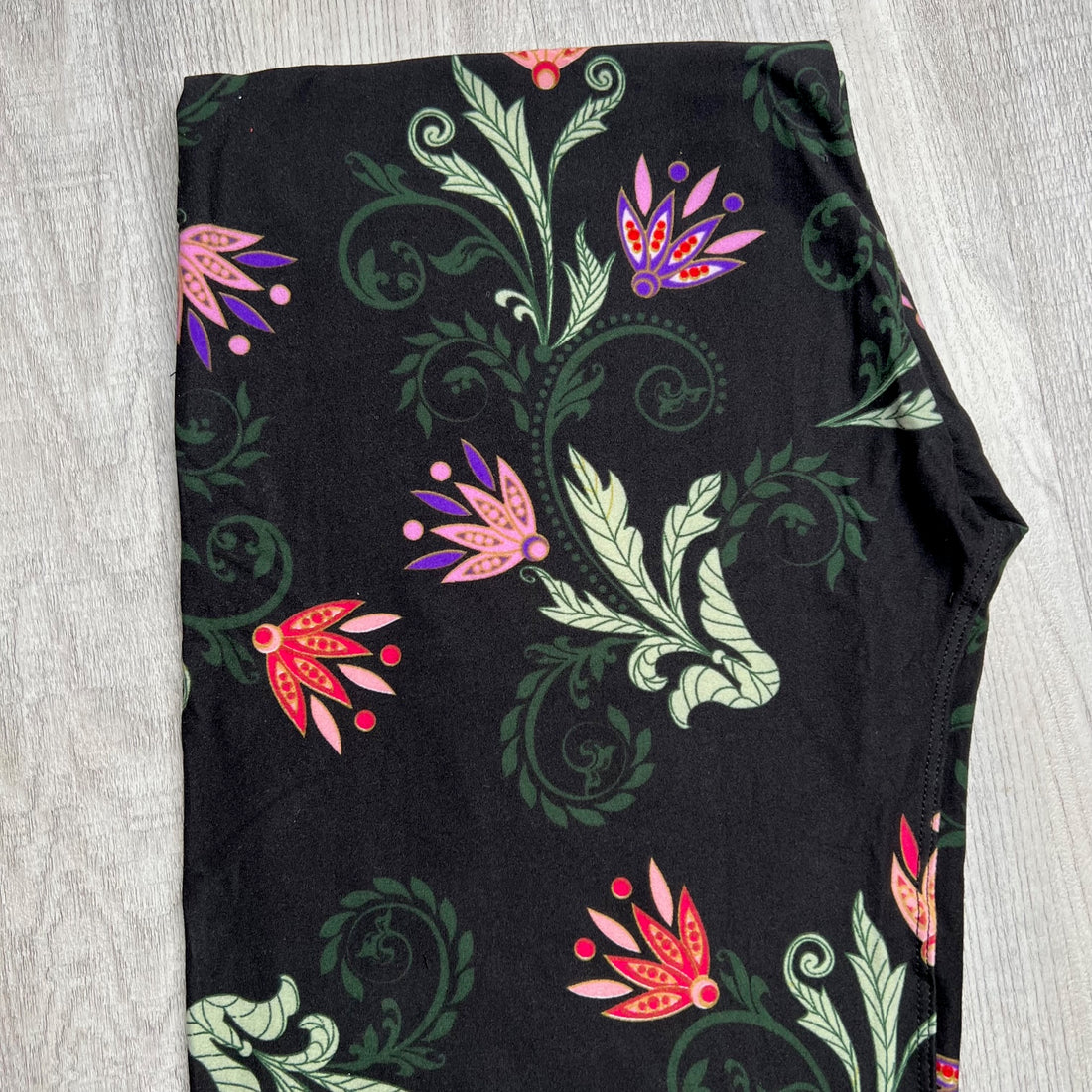 Extra Soft printed leggings with 4-way stretch fabric, so you can move with absolute comfort and ease.