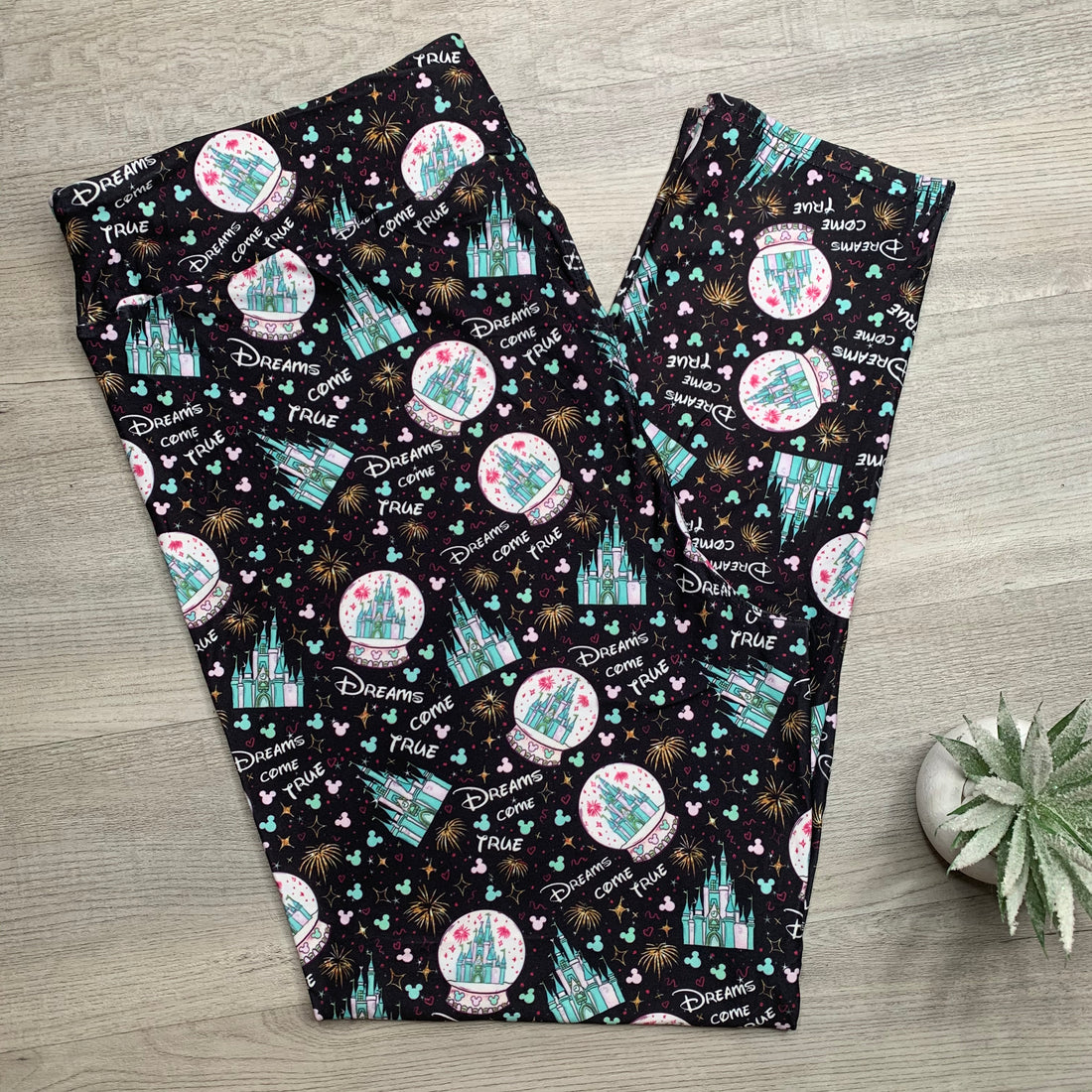 Extra Soft printed leggings with 4-way stretch fabric, so you can move with absolute comfort and ease.