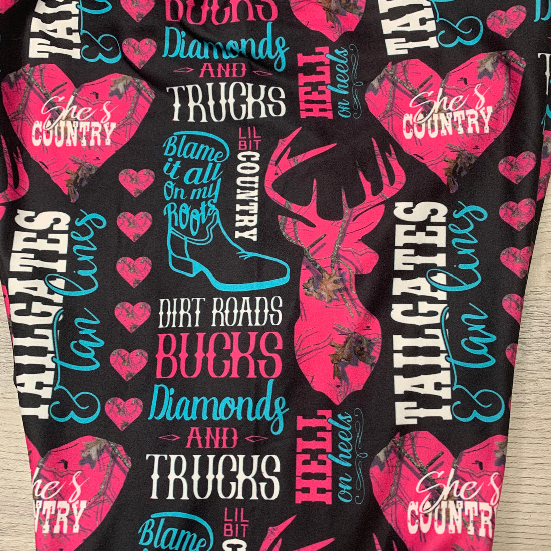 Extra Soft printed leggings with 4-way stretch fabric, so you can move with absolute comfort and ease.