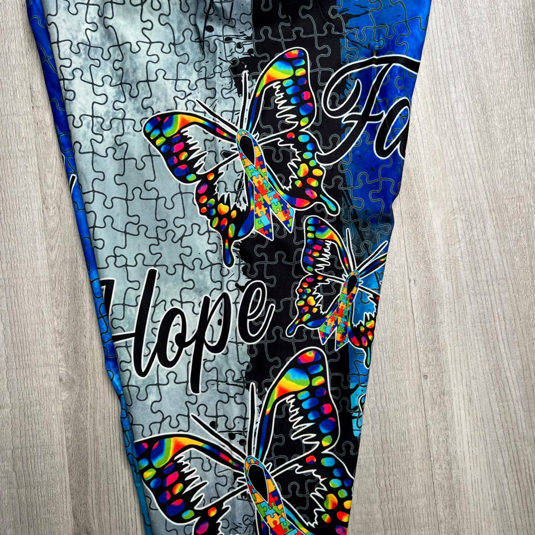 Extra Soft printed leggings with 4-way stretch fabric, so you can move with absolute comfort and ease.