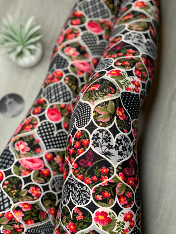 Extra Soft printed leggings with 4-way stretch fabric, so you can move with absolute comfort and ease.