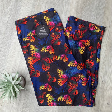 Extra Soft printed leggings with 4-way stretch fabric, so you can move with absolute comfort and ease.