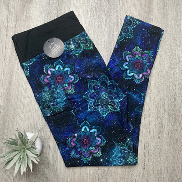 Extra Soft printed leggings with 4-way stretch fabric, so you can move with absolute comfort and ease.