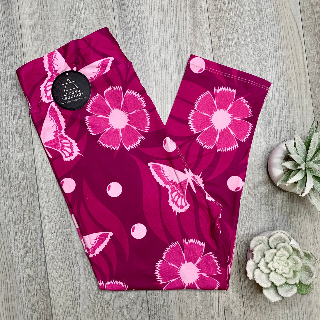 Extra Soft printed leggings with 4-way stretch fabric, so you can move with absolute comfort and ease.