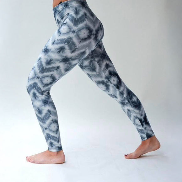 Gray & White Blurred Ikat Tie Dye Print Soft Leggings