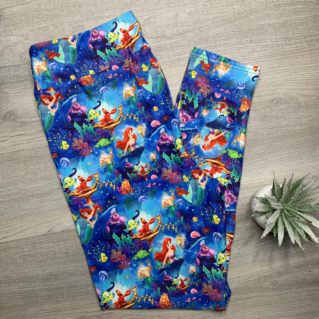 Extra Soft printed leggings with 4-way stretch fabric, so you can move with absolute comfort and ease.