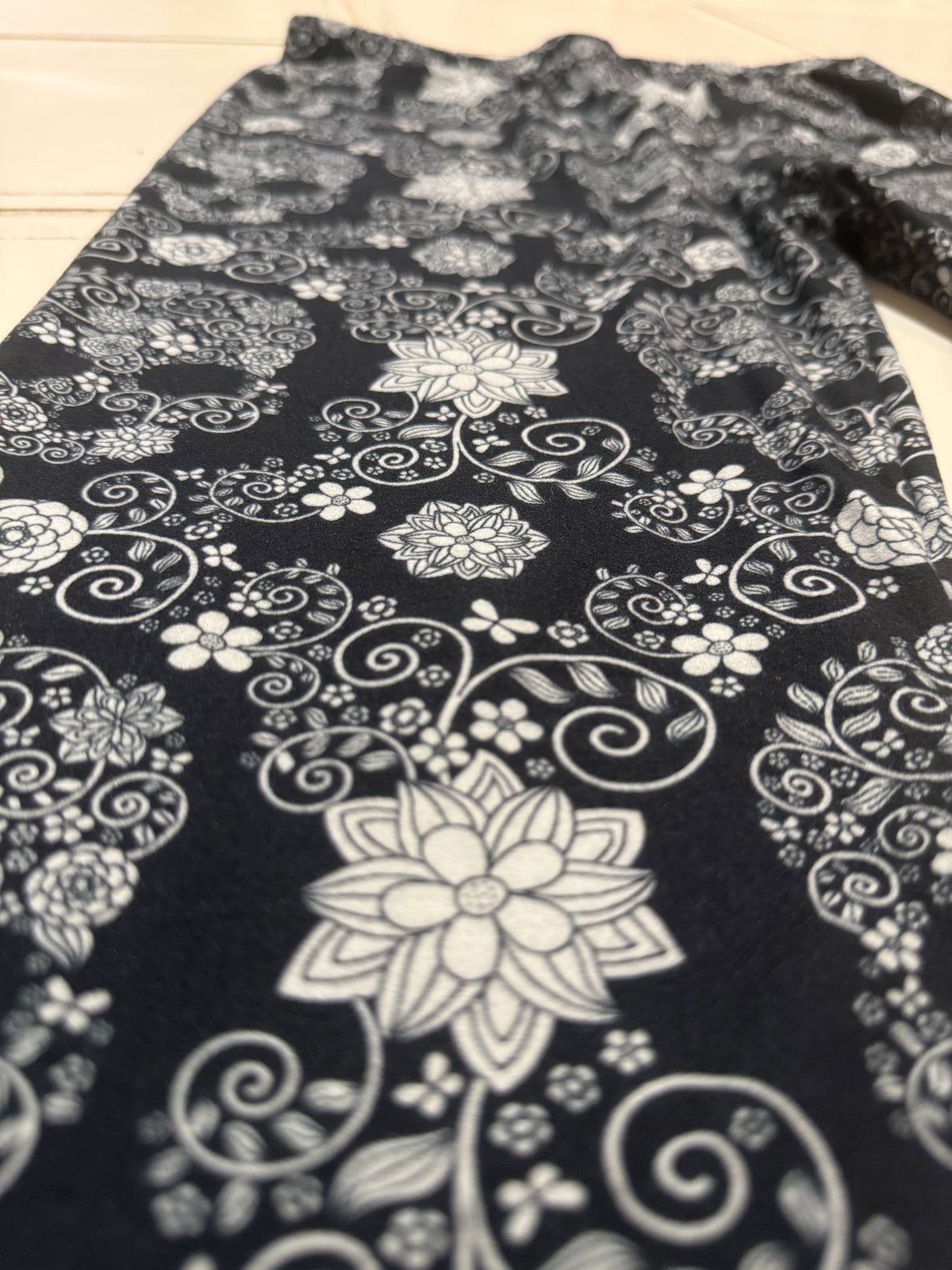 Hidden Floral Skull Print Soft Leggings