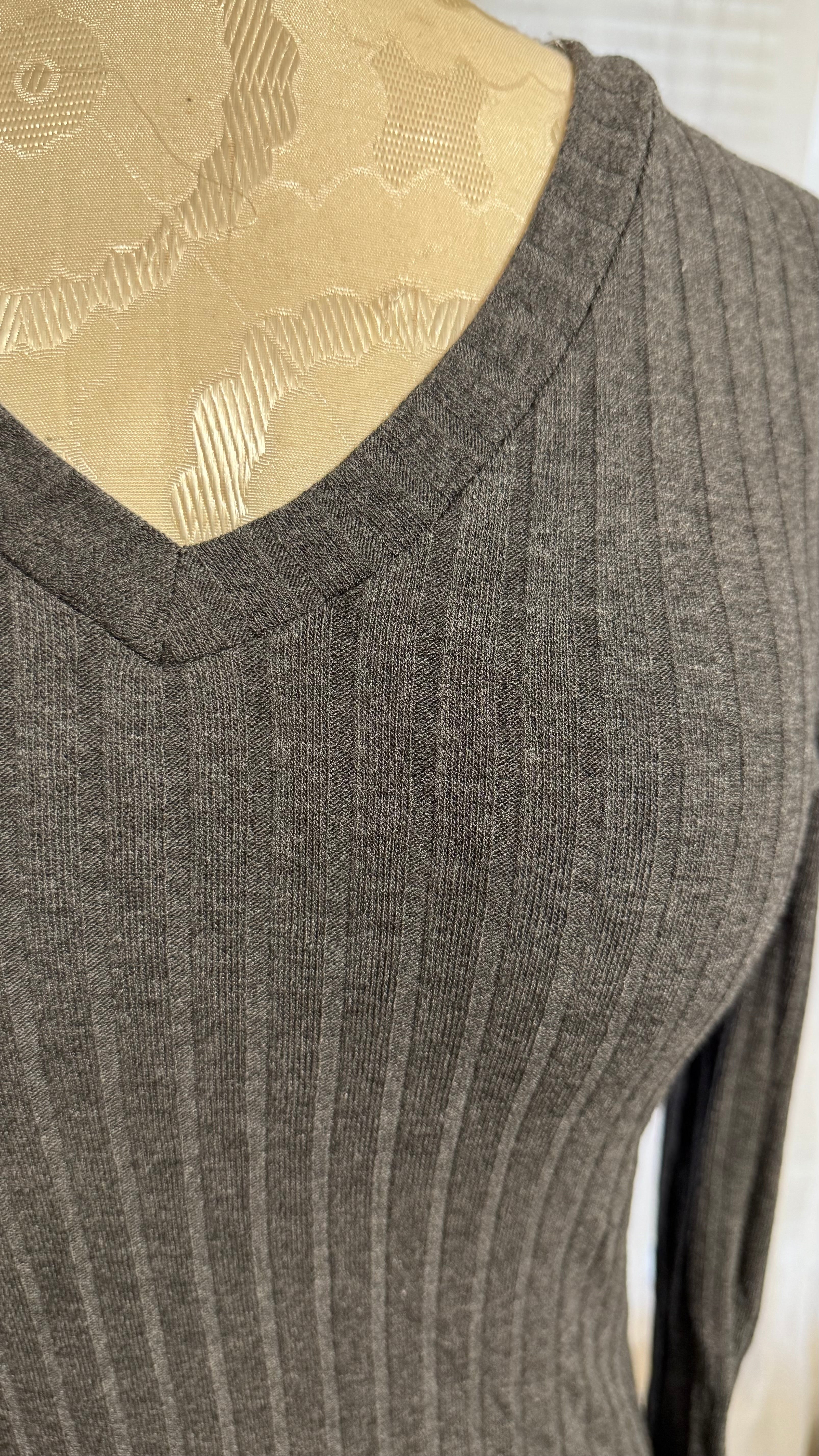 Ribbed Knit V-neck Curved Hem Bodycon Long Sleeve Dress