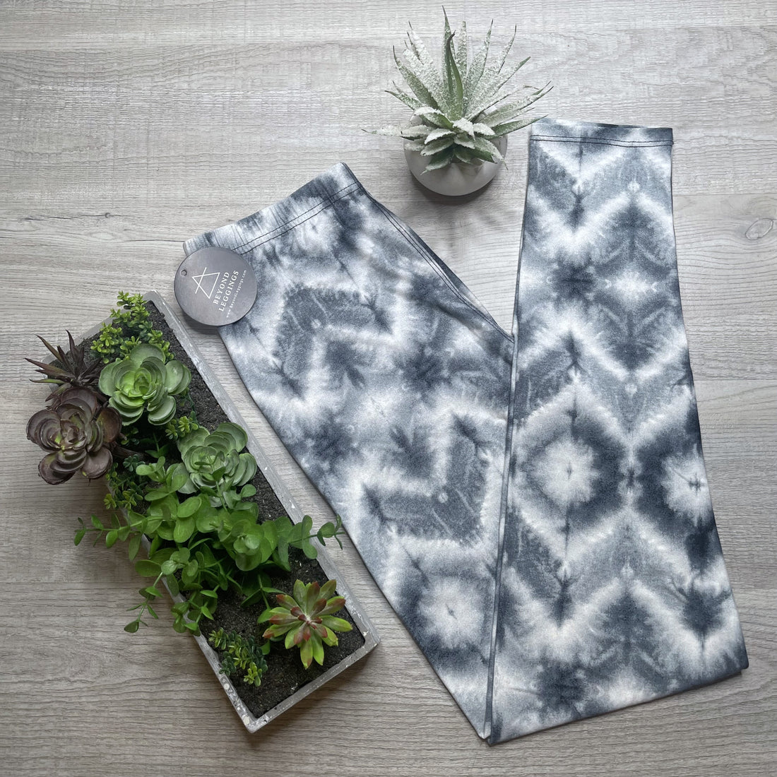 Gray & White Blurred Ikat Tie Dye Print Soft Leggings