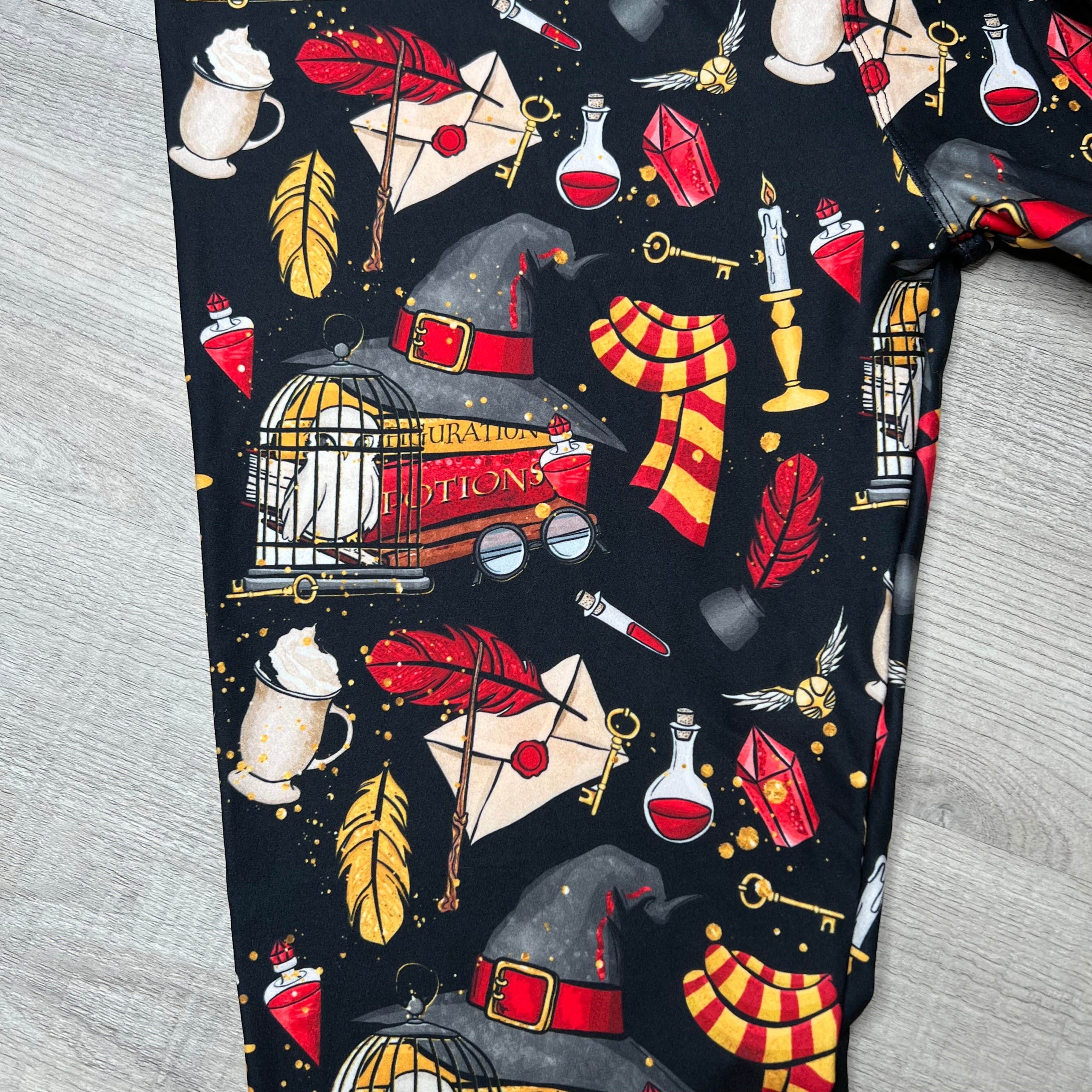 Red Wizard House Print Black Soft Leggings