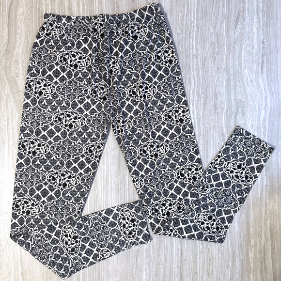 Black & White Quatrefoil Print Soft Leggings