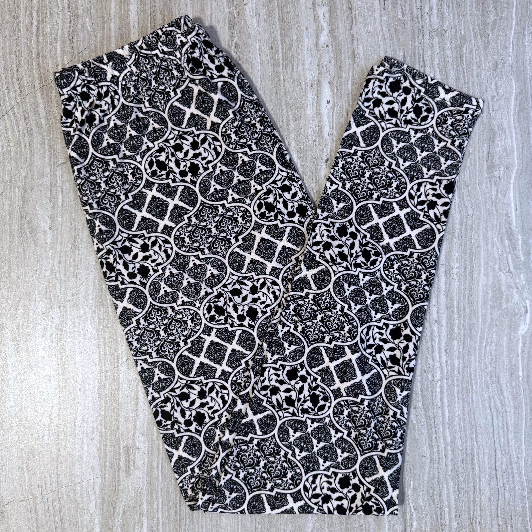 Black & White Quatrefoil Print Soft Leggings