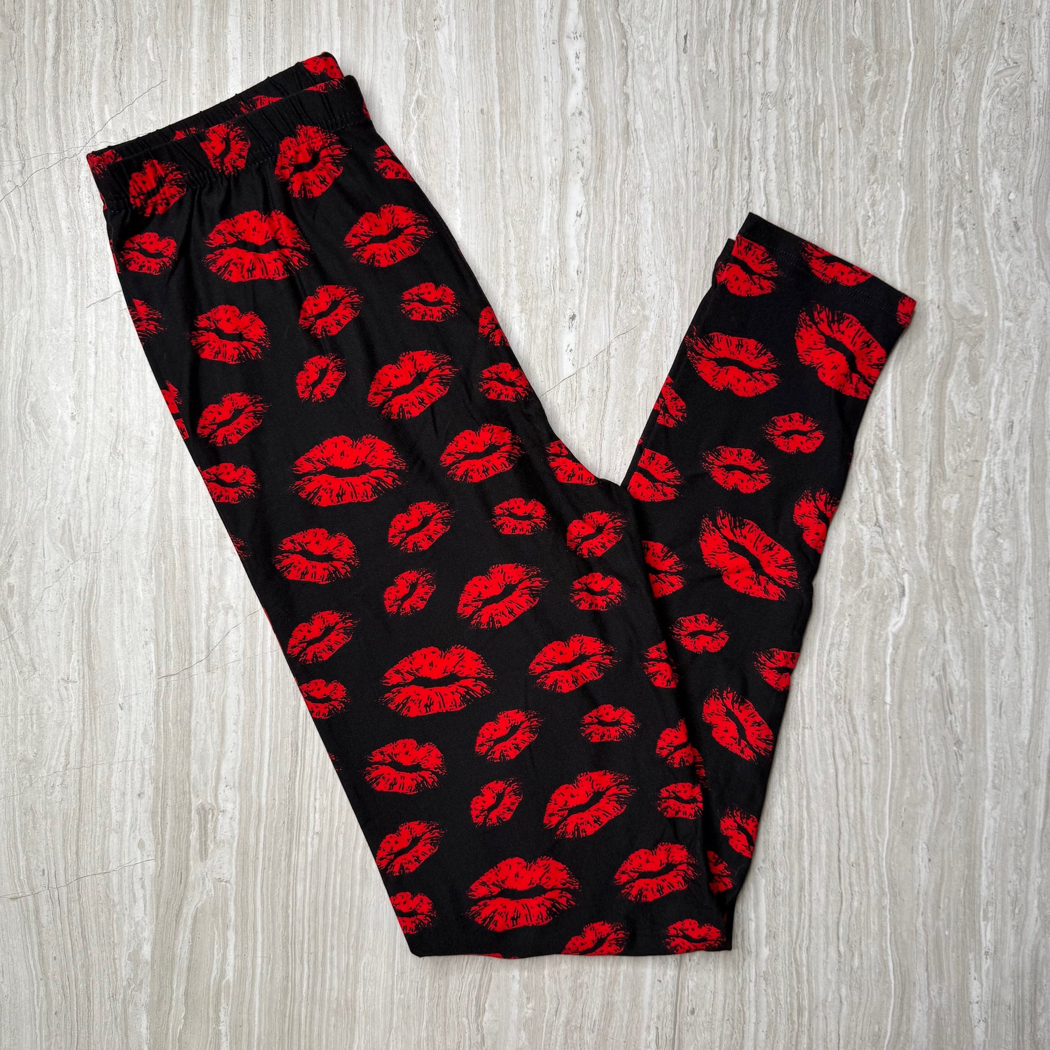 Red Kisses Print Soft Leggings