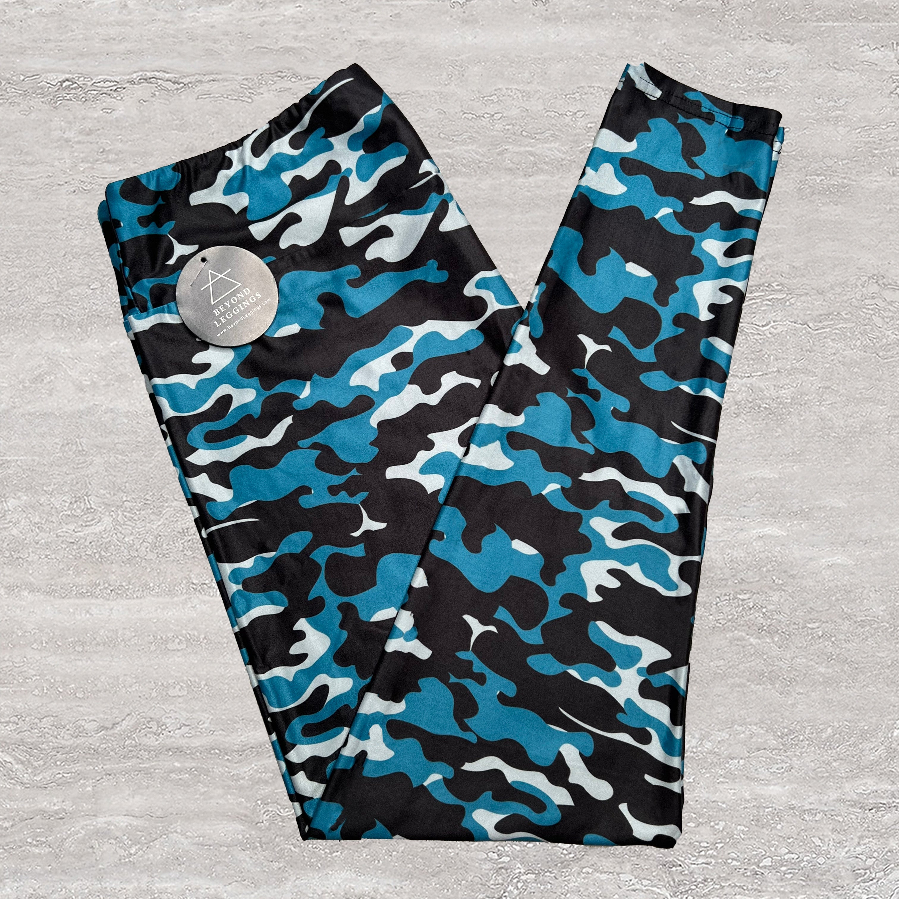 Extra Soft printed leggings with 4-way stretch fabric, so you can move with absolute comfort and ease.
