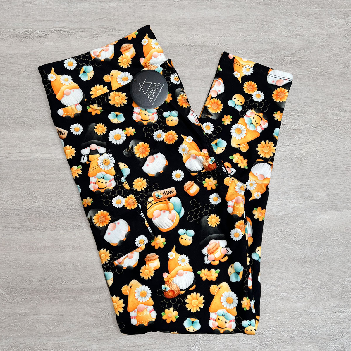 Extra Soft printed leggings with 4-way stretch fabric, so you can move with absolute comfort and ease.