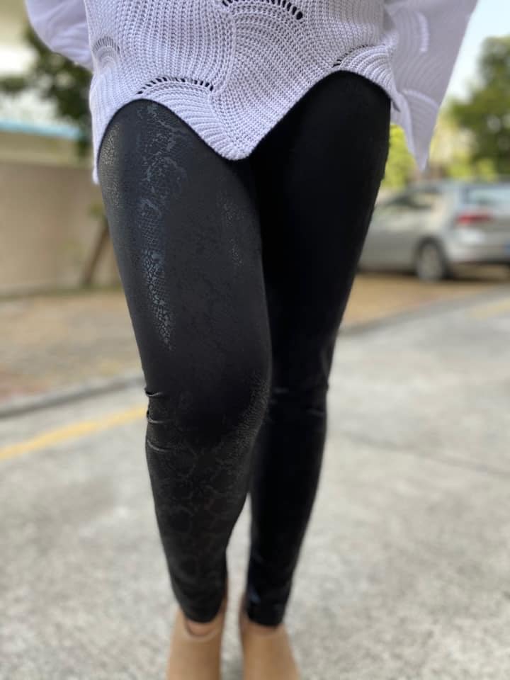 Extra Soft printed leggings with 4-way stretch fabric, so you can move with absolute comfort and ease.