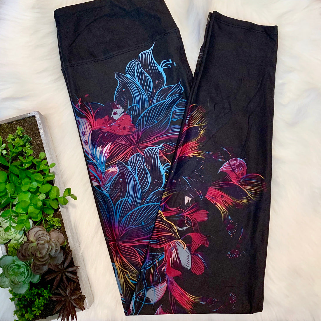 Extra Soft printed leggings with 4-way stretch fabric, so you can move with absolute comfort and ease.