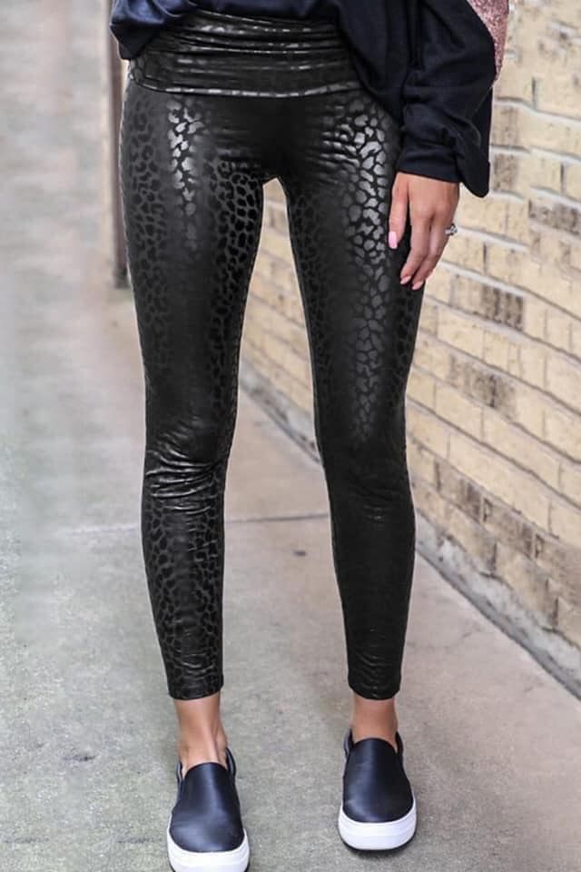 Extra Soft printed leggings with 4-way stretch fabric, so you can move with absolute comfort and ease.