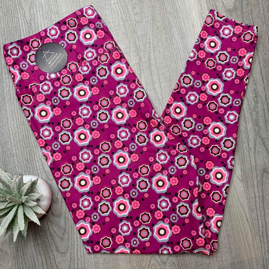 Extra Soft printed leggings with 4-way stretch fabric, so you can move with absolute comfort and ease.