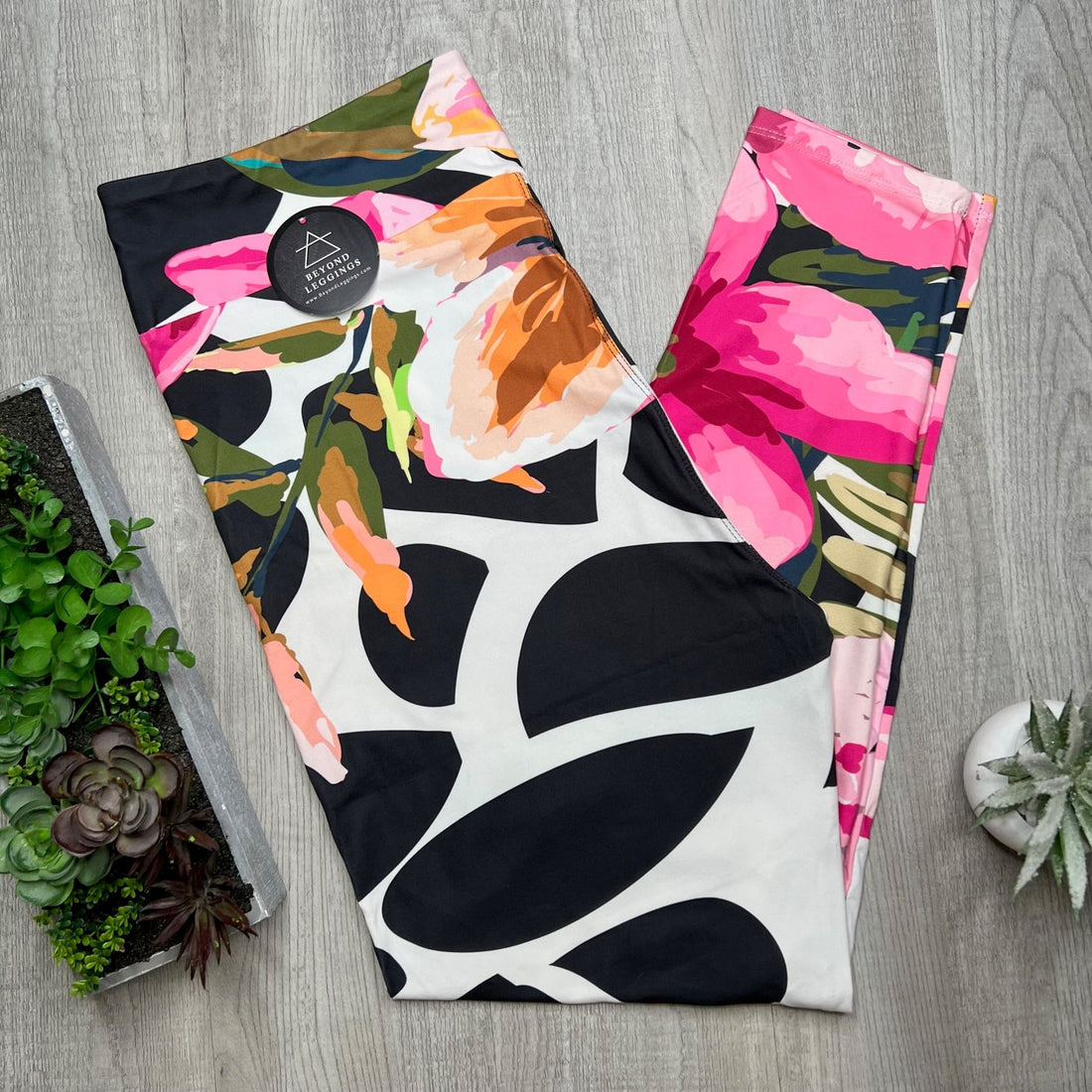 Extra Soft printed leggings with 4-way stretch fabric, so you can move with absolute comfort and ease.