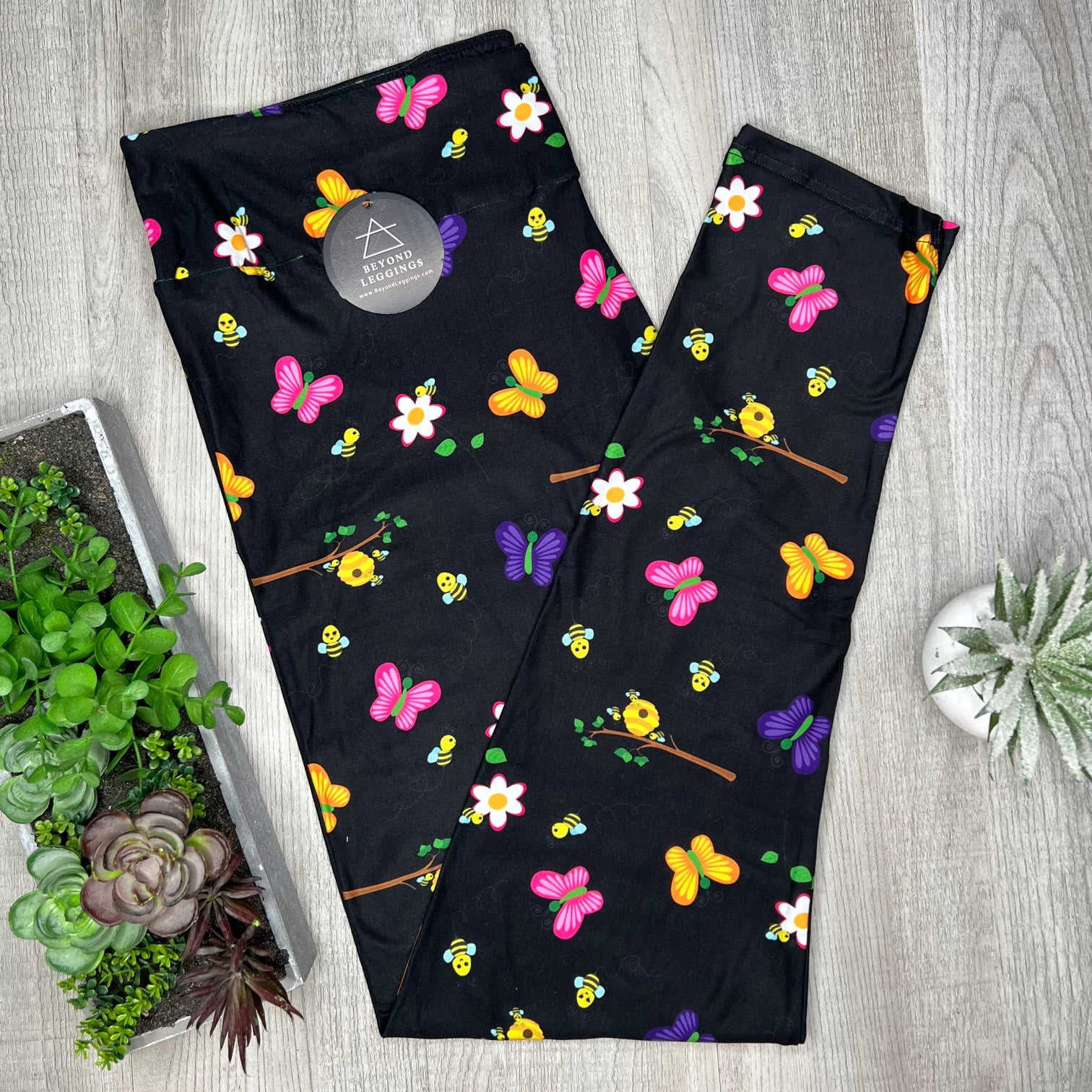 Extra Soft printed leggings with 4-way stretch fabric, so you can move with absolute comfort and ease.