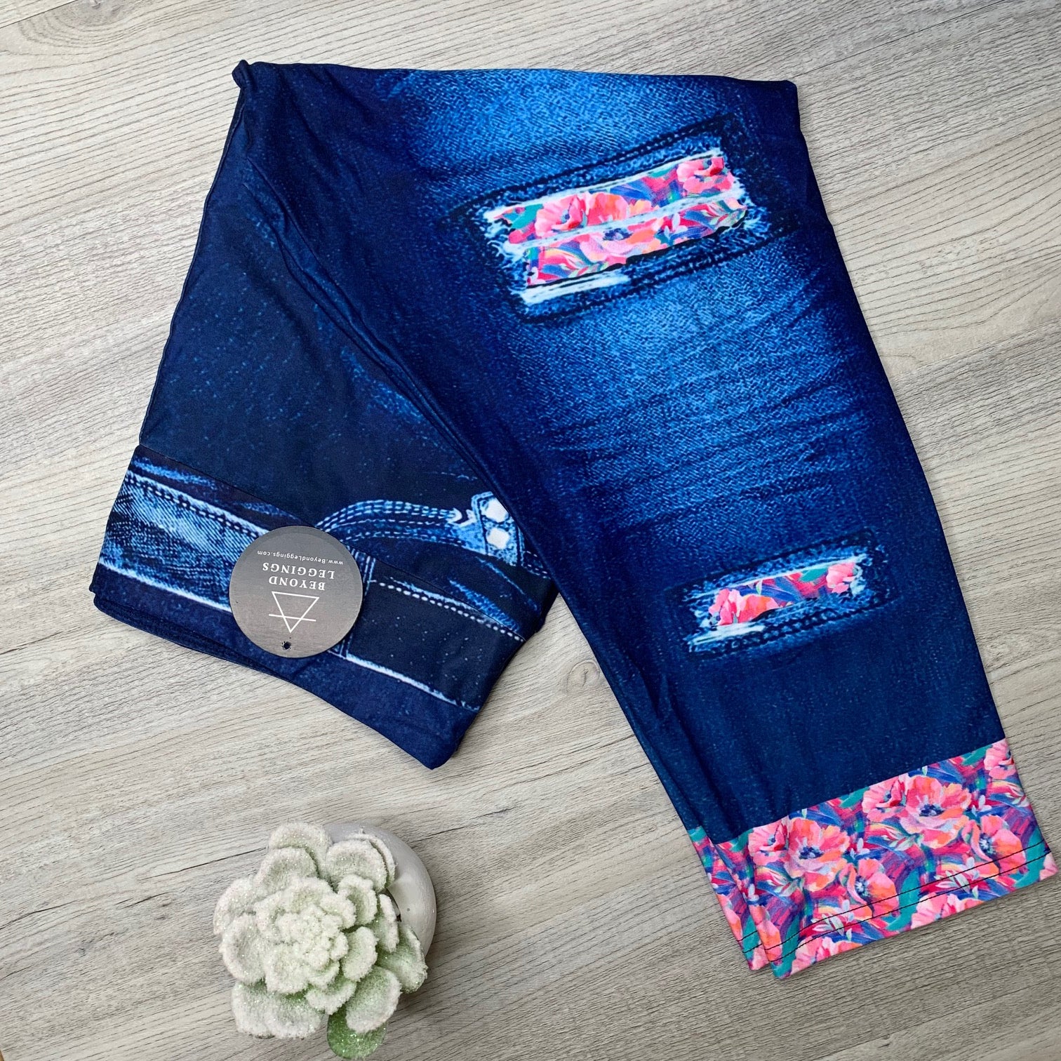 Extra Soft printed leggings with 4-way stretch fabric, so you can move with absolute comfort and ease.