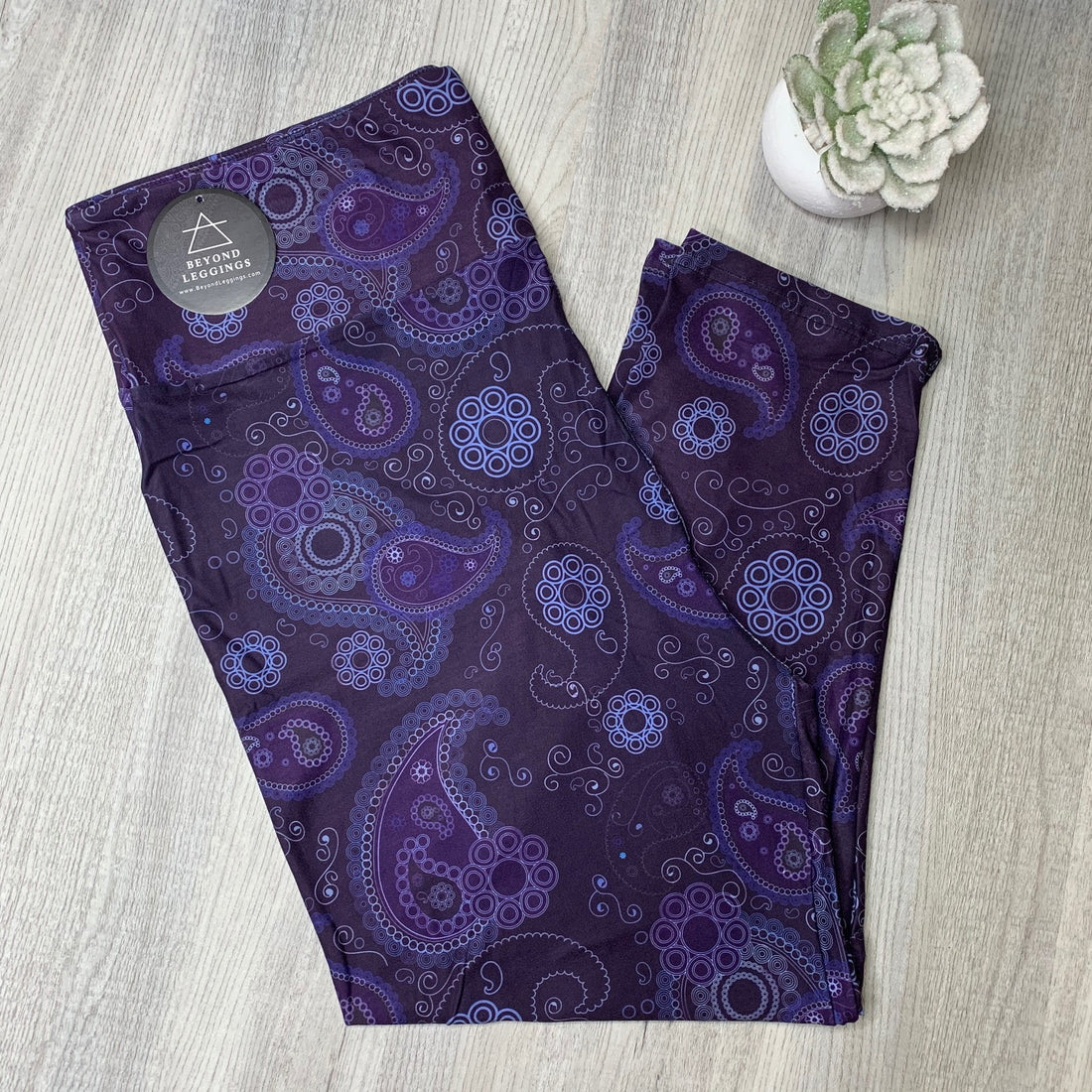 Extra Soft printed leggings with 4-way stretch fabric, so you can move with absolute comfort and ease.