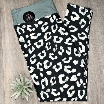 Snow Leopard Soft Leggings