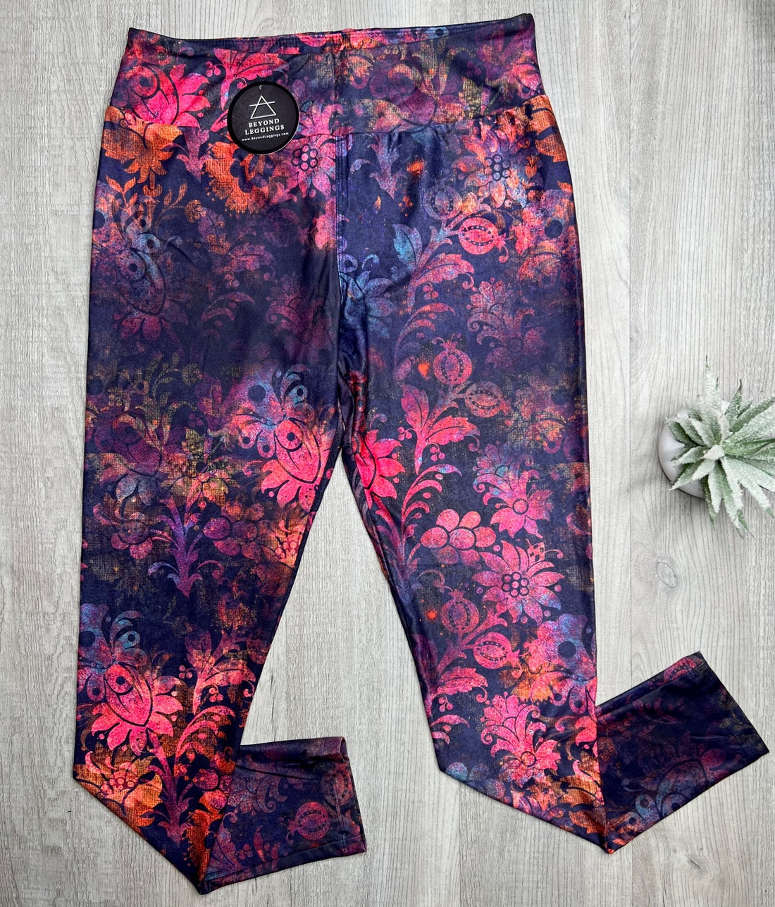 Extra Soft printed leggings with 4-way stretch fabric, so you can move with absolute comfort and ease.