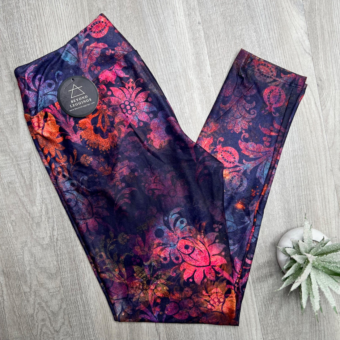 Extra Soft printed leggings with 4-way stretch fabric, so you can move with absolute comfort and ease.