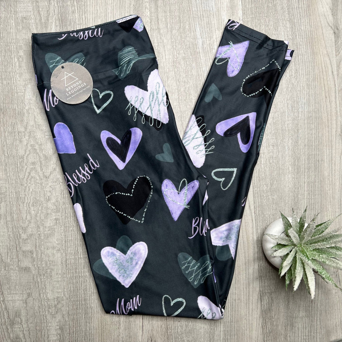 Extra Soft printed leggings with 4-way stretch fabric, so you can move with absolute comfort and ease.