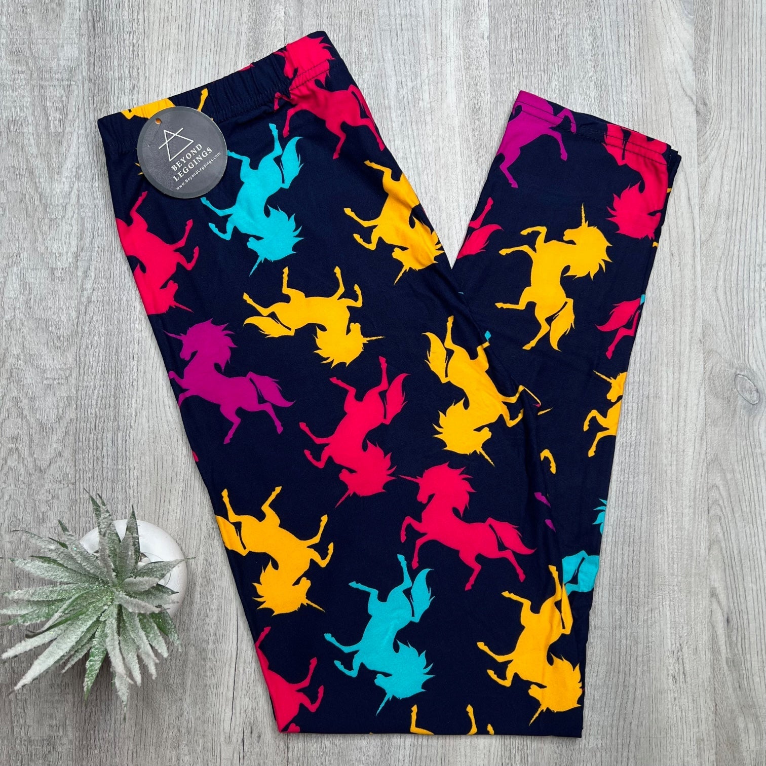 Extra Soft printed leggings with 4-way stretch fabric, so you can move with absolute comfort and ease.