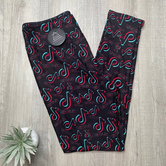Extra Soft printed leggings with 4-way stretch fabric, so you can move with absolute comfort and ease.
