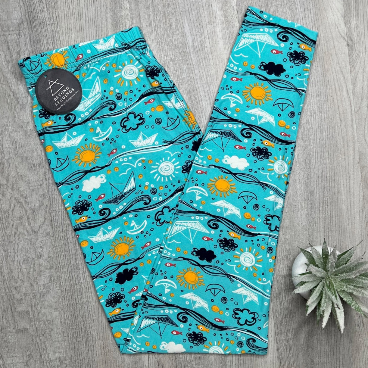 Extra Soft printed leggings with 4-way stretch fabric, so you can move with absolute comfort and ease.