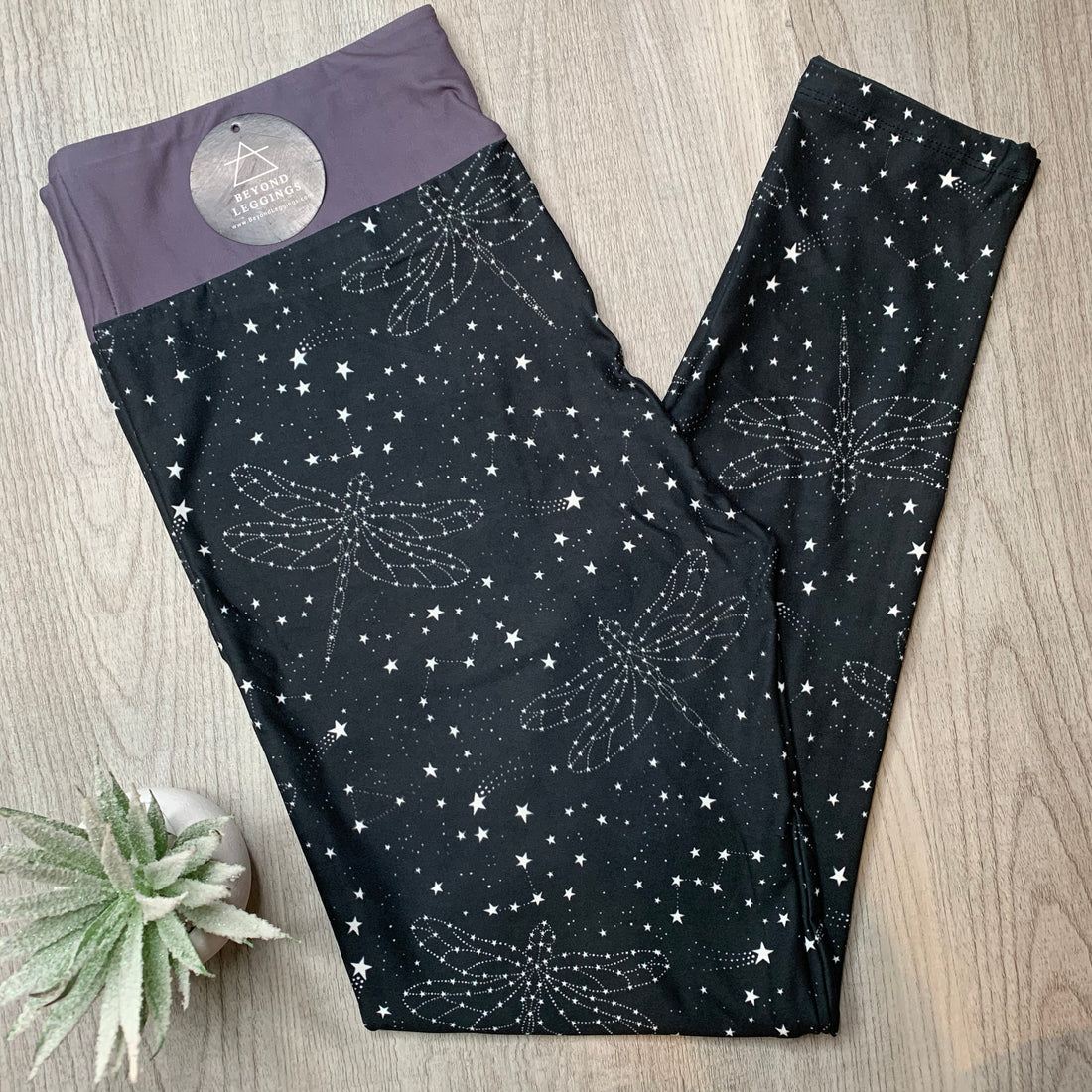 Extra Soft printed leggings with 4-way stretch fabric, so you can move with absolute comfort and ease.