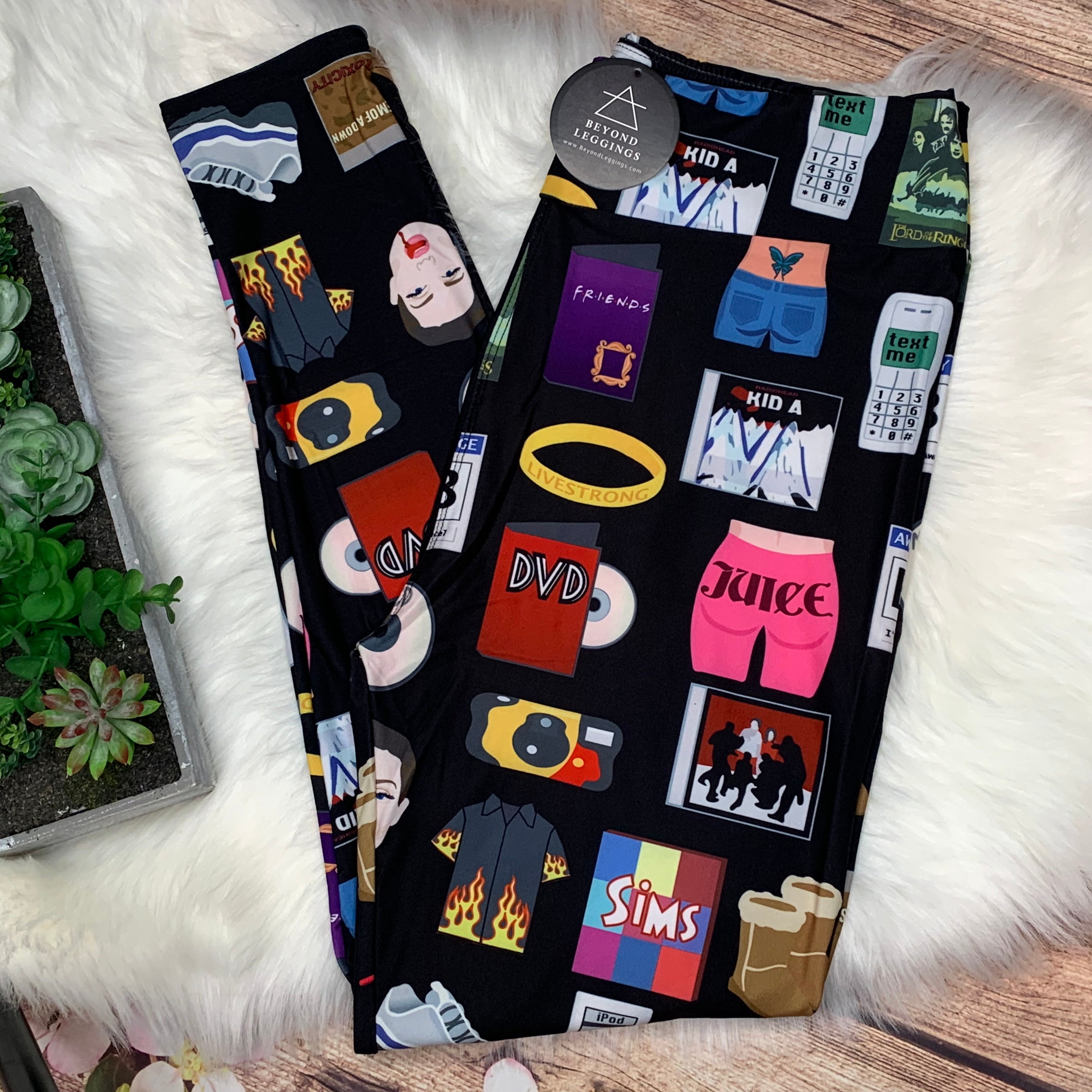 Extra Soft printed leggings with 4-way stretch fabric, so you can move with absolute comfort and ease.