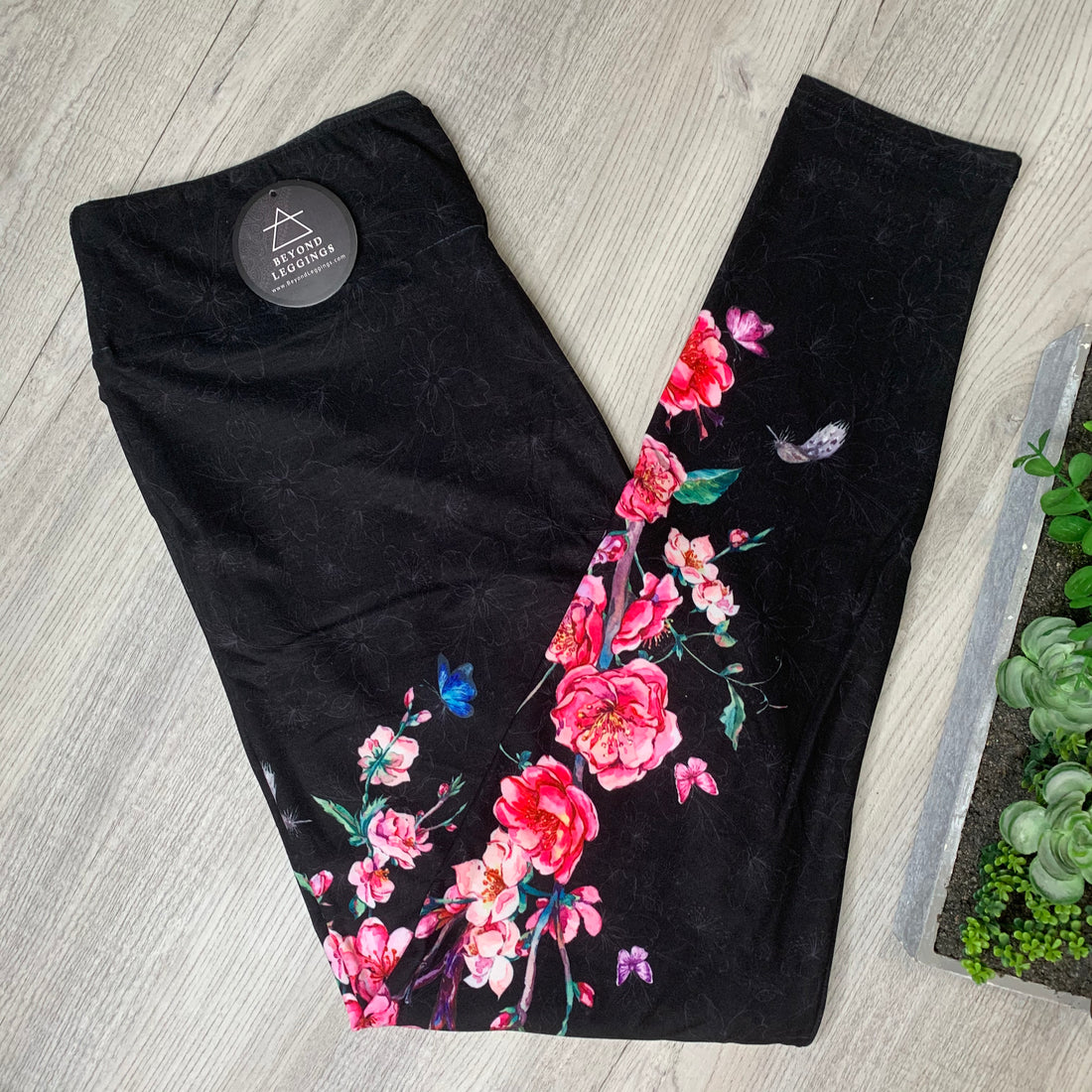 Extra Soft printed leggings with 4-way stretch fabric, so you can move with absolute comfort and ease.