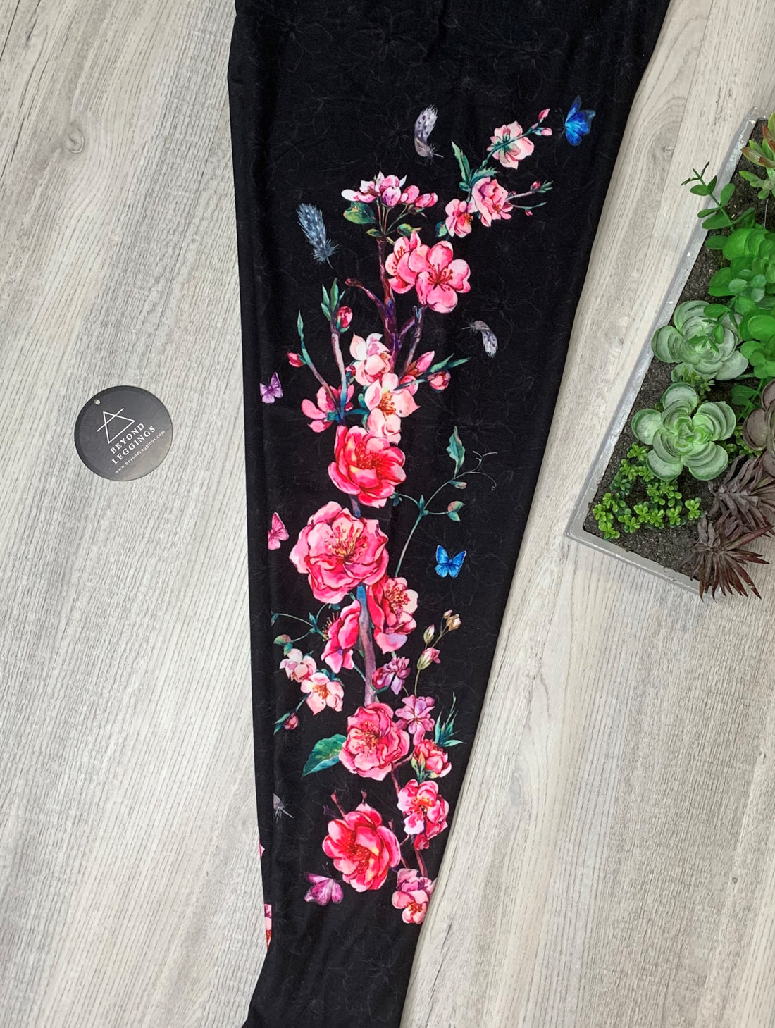 Extra Soft printed leggings with 4-way stretch fabric, so you can move with absolute comfort and ease.