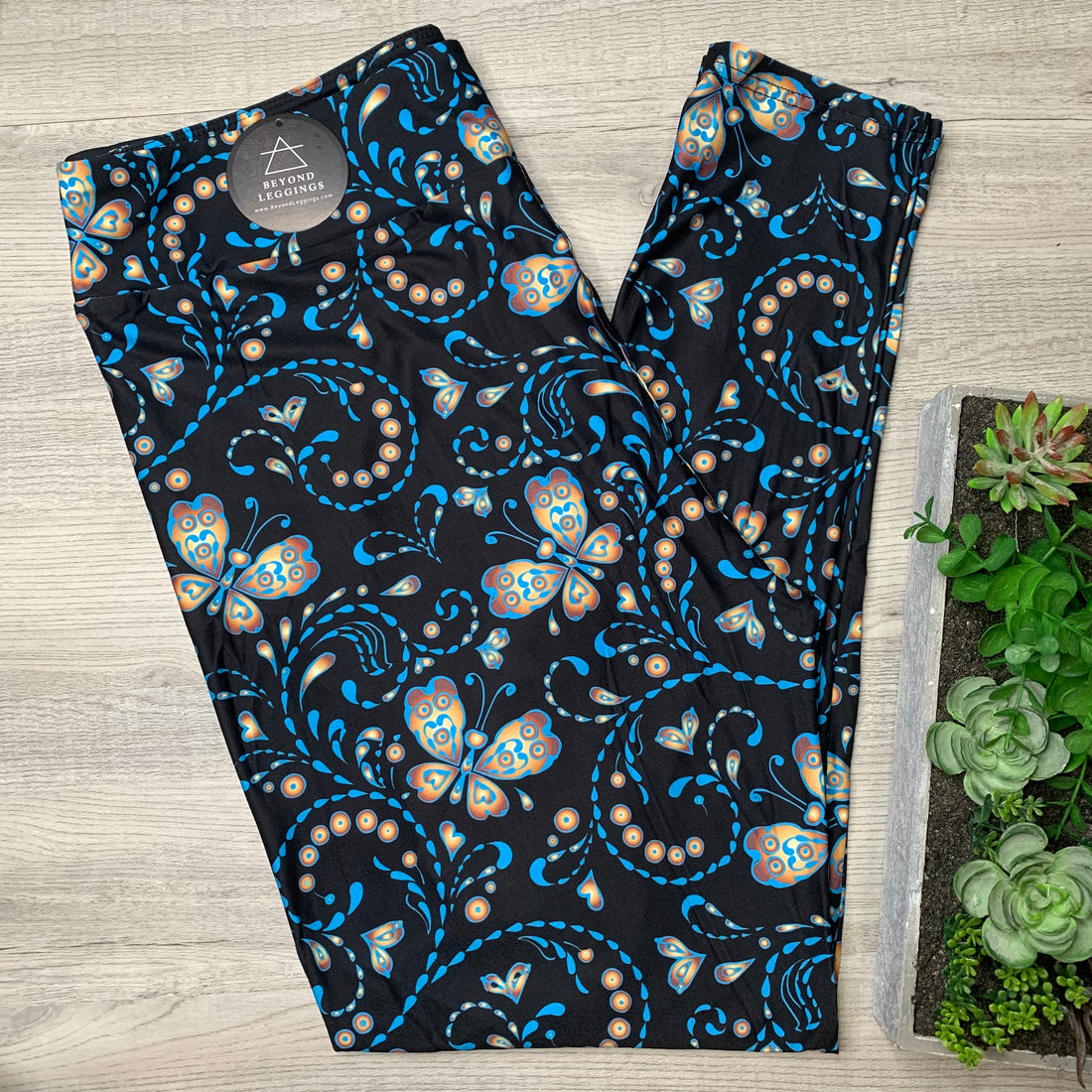 Extra Soft printed leggings with 4-way stretch fabric, so you can move with absolute comfort and ease.