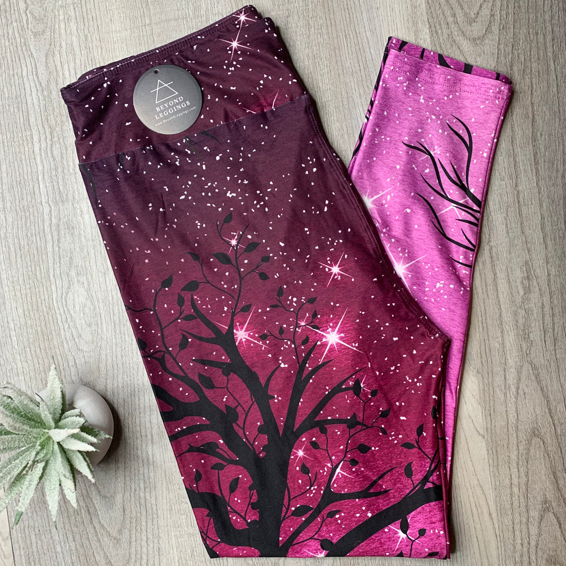 Extra Soft printed leggings with 4-way stretch fabric, so you can move with absolute comfort and ease.