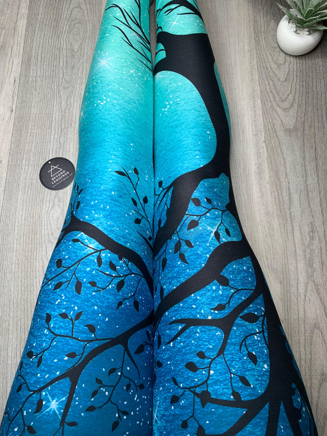 Extra Soft printed leggings with 4-way stretch fabric, so you can move with absolute comfort and ease.