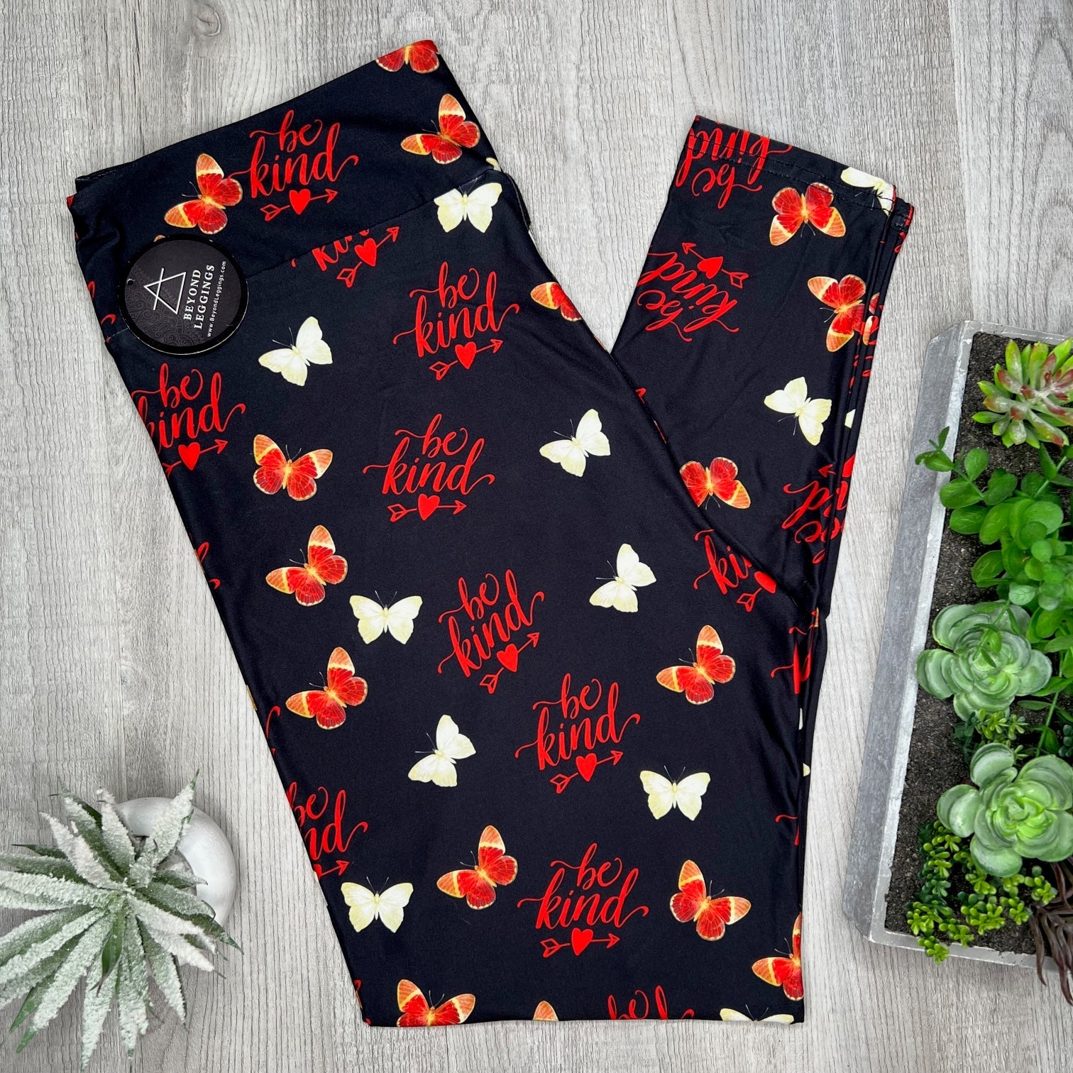 Extra Soft printed leggings with 4-way stretch fabric, so you can move with absolute comfort and ease.