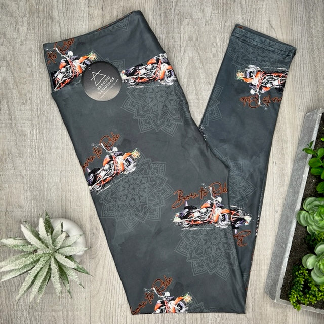 Extra Soft printed leggings with 4-way stretch fabric, so you can move with absolute comfort and ease.