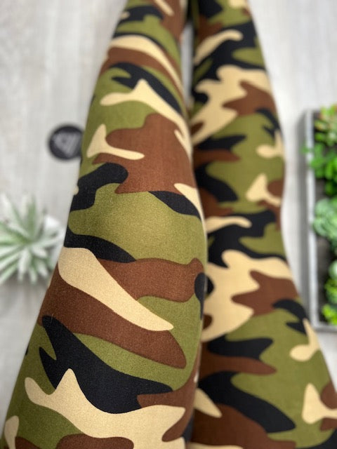 Extra Soft printed leggings with 4-way stretch fabric, so you can move with absolute comfort and ease.