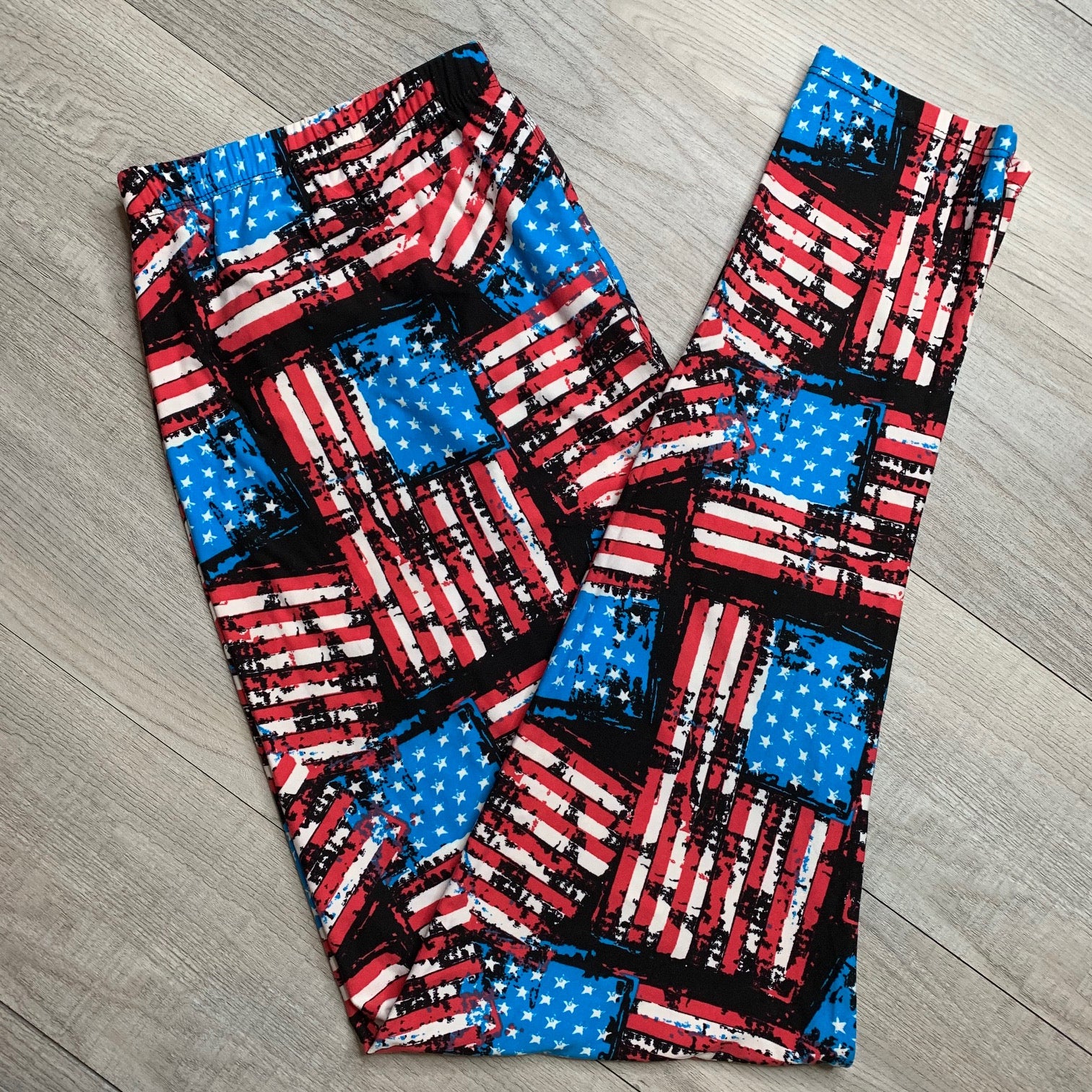 Extra Soft printed leggings with 4-way stretch fabric, so you can move with absolute comfort and ease.