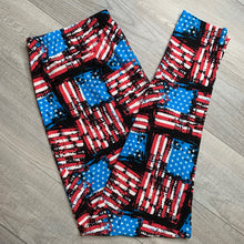 Extra Soft printed leggings with 4-way stretch fabric, so you can move with absolute comfort and ease.